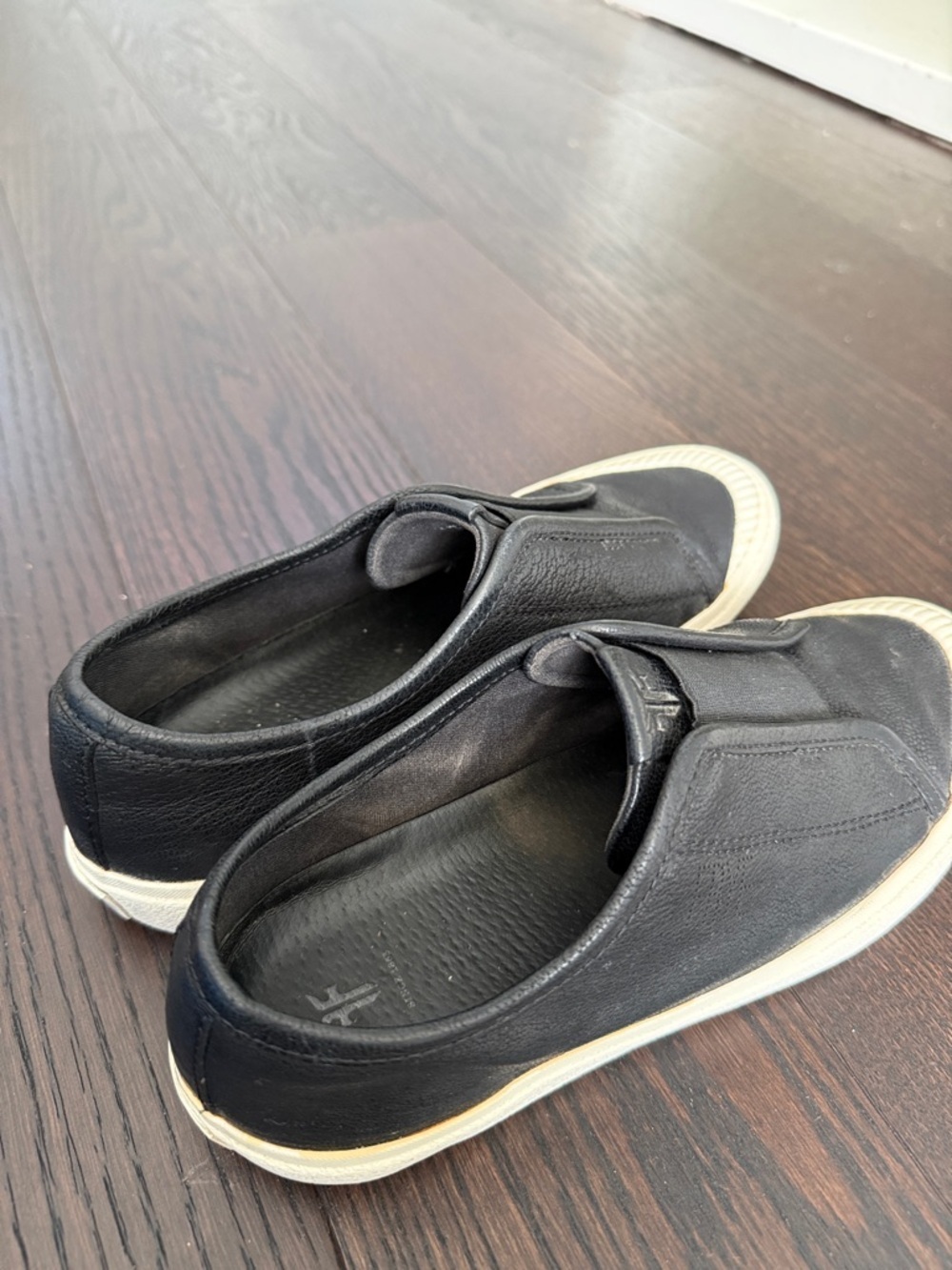 Frye Claudia Slip On Low Top Slip On Fashion Sneakers Black Size 6.5M - Picture 16 of 16